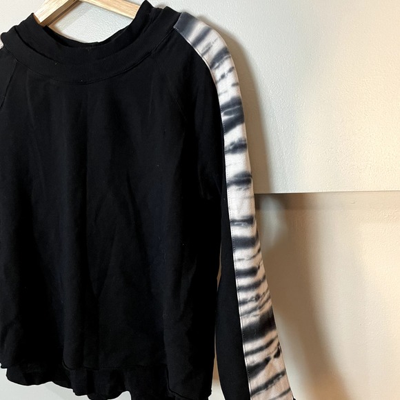 MONROW Layered Printed Soft Sweatshirt in Black & White Size XS - Picture 9 of 16